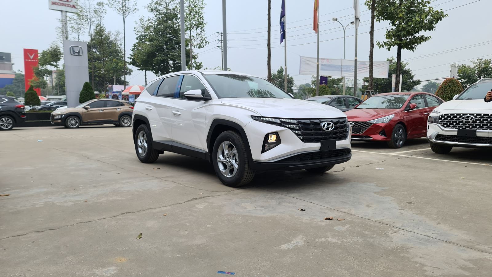 hyundai-tucson-ban-tieu-chuan-mau-trang-than-xe